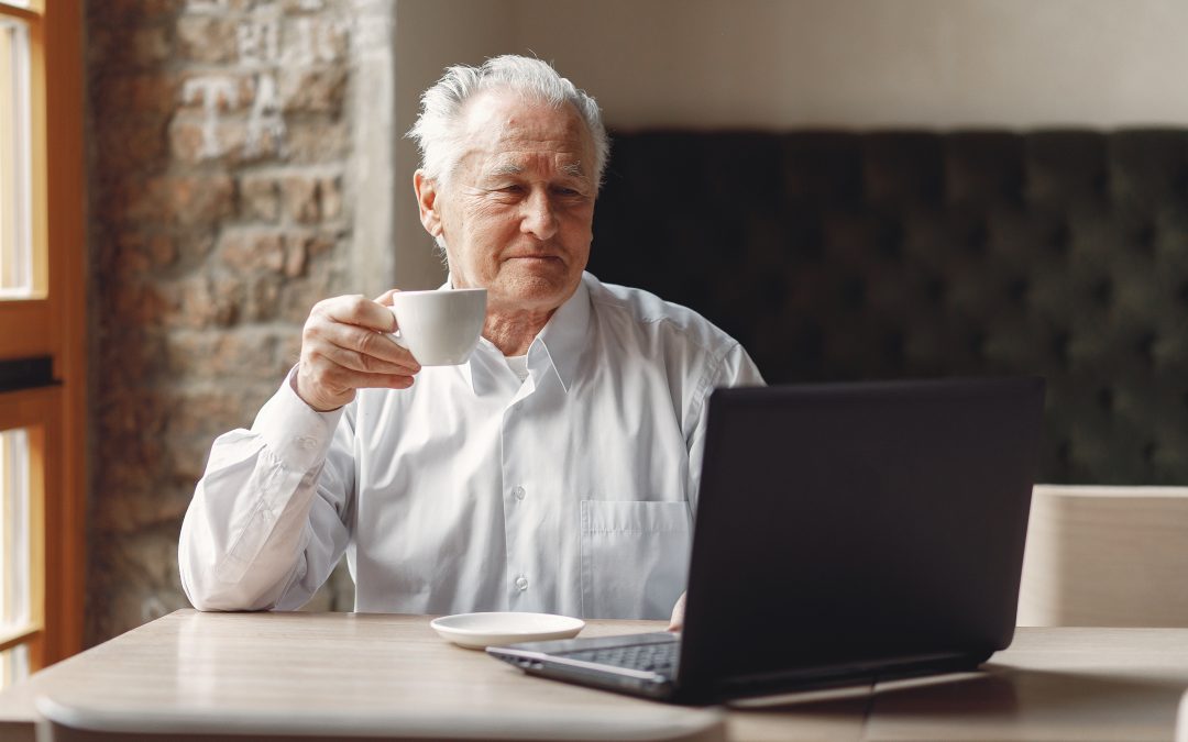 Fomentando el uso de tecnología en personas mayores: un camino hacia la independencia y la conexión